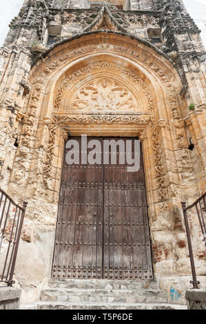 Porte de l'église en bois marron cloutés avec des surround en pierre Banque D'Images