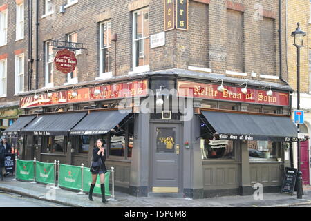 La Nellie Doyen de Soho, un pub traditionnel, à Soho, Londres, UK Banque D'Images