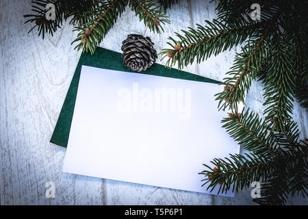 Branches vertes d'un arbre de Noël et les cônes sur l'arrière-plan de tableaux blancs. Place pour le texte. Vue de dessus. Banque D'Images