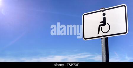 Parking Handicap signe devant un ciel bleu. Image panoramique avec copie espace. Banque D'Images