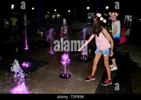 Fontaine de couleurs - Rose Festival à Kazanlak. Province de Stara Zagora BULGARIE. Banque D'Images