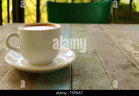 Tasse de Cappuccino sur table en bois de style rustique Banque D'Images