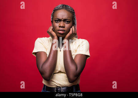 Belle jeune femme noire avec triste, pensive, réfléchissant regardez, contre mur blanc arrière-plan avec copie espace pour votre texte ou contenu publicitaire. Po Banque D'Images