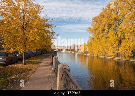 Journée d'automne ensoleillée à Saint-Pétersbourg. Tilleuls avec feuilles jaunies sur le de la rivière Moïka Banque D'Images