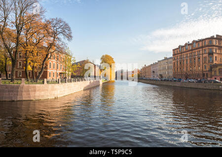 Journée d'automne ensoleillée à Saint-Pétersbourg. Belle ville paysage, quais de la rivière Moïka dans les tronçons inférieurs près de l'île de New Holland Banque D'Images