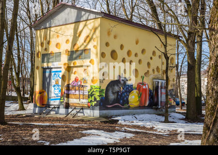 GATCHINA, dans la région de Leningrad, Russie - le 28 mars 2019 : drôle de dessin sur les murs du transformateur. Un gros morceau de fromage avec des trous, des rats et divers Banque D'Images