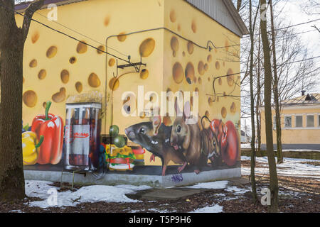 GATCHINA, dans la région de Leningrad, Russie - le 28 mars 2019 : drôle de dessin sur les murs de la boîte de transformateur. Un gros morceau de fromage avec des trous, des rats et des va Banque D'Images