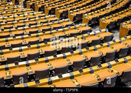 High angle view sur les lignes d'un bureau à l'hémicycle vide, l'hémicycle du Parlement européen à Bruxelles, Belgique. Banque D'Images