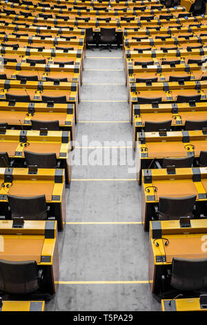 Vue de dessus d'une allée entre un bureau dans l'hémicycle vide, l'hémicycle du Parlement européen à Bruxelles, Belgique. Banque D'Images