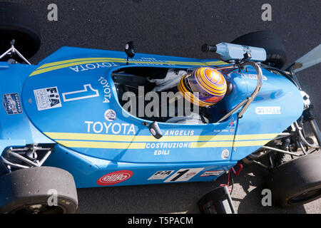 Close-up, vue aérienne de Kieth au volant de son Blanc 1977, Ralt RT1 voiture de course de Formule 3 au 2019 Silverstone Classic journée des médias. Banque D'Images