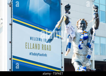 Billy Bremner statue hors stade de football d'Elland Road , accueil de Leeds United Banque D'Images