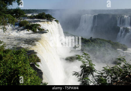 L'un des nombreux superbes vues sur la variété des cascades de la rivière Iguaçu Banque D'Images