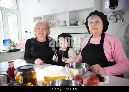 Family eating pancakes et boire le thé dans la cuisine Banque D'Images