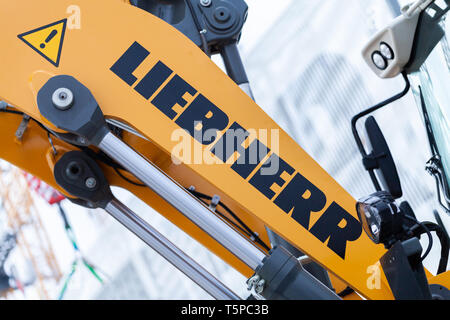 MUNICH / ALLEMAGNE - 14 avril 2019 : Liebherr logo sur un bras excavateur Liebherr à un concessionnaire de la machine. Banque D'Images