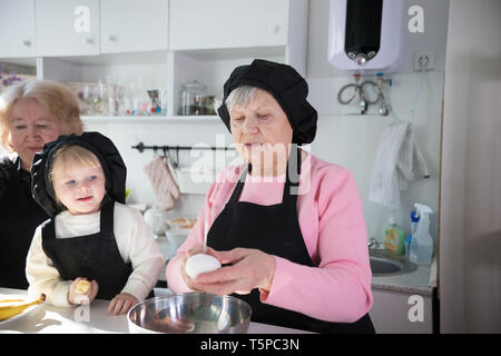 Family eating pancakes et boire le thé dans la cuisine Banque D'Images