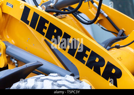 MUNICH / ALLEMAGNE - 14 avril 2019 : Liebherr logo sur un bras excavateur Liebherr à un concessionnaire de la machine. Banque D'Images