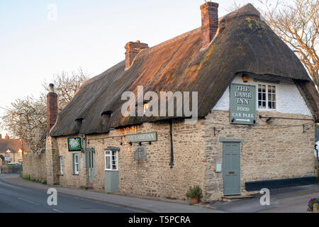 Le lamb inn sur une première matinée de printemps dans la région de Little Milton, Oxfordshire, Angleterre Banque D'Images