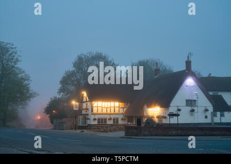 Le Red Lion Pub dans le brouillard matinal, Avebury dans le Wiltshire, Angleterre Banque D'Images