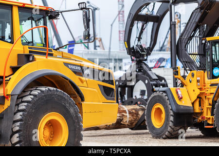 MUNICH / ALLEMAGNE - 14 avril 2019 : EXCAVATEUR VOLVO travaille sur un chantier de construction à Munich. Banque D'Images