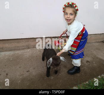 Bov, Bulgarie - 20 Avril 2019 : Kamberskata Gaida jour est un jour de fête traditionnelle bulgare. Les filles qui sont devenues des femmes, au cours de la dernière année sont appelés Kamberskata Gaida. Banque D'Images