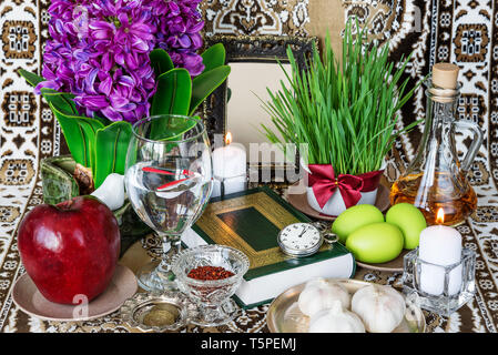 Examen avec Haft-vu des éléments pour le Norouz : sonbol (jacinthe d'eau), sabzeh (herbe), apple (seeb), poudre de sumac (somaq), Seer (ail), serkeh (vinaigre), g Banque D'Images