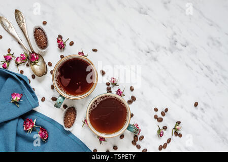 Matin la composition avec une tasse de café noir, confiseries au chocolat et bleu , serviette sur une surface en marbre avec espace pour texte, vue d'en haut Banque D'Images