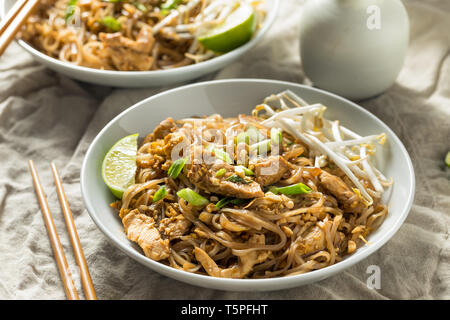 Pad Thaï au poulet fait maison avec les germes de soja et les arachides Banque D'Images