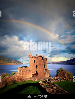 GB - Ecosse : le château d'Urquhart et le Loch Ness Banque D'Images