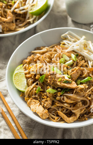 Pad Thaï au poulet fait maison avec les germes de soja et les arachides Banque D'Images