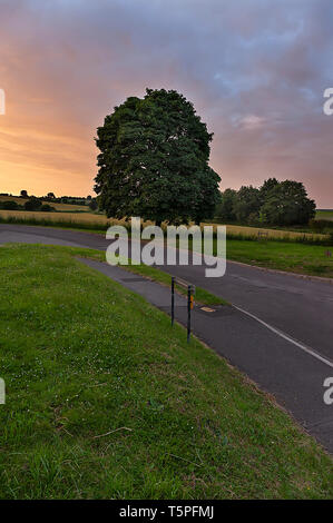 Coucher de soleil idyllique de plus d'un village anglais - Hindon Banque D'Images