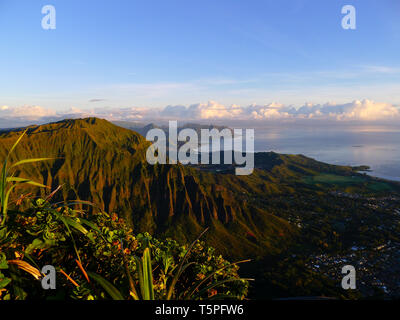 High view sur Kaneohe et les montagnes d'Oahu avec un soleil qui se lève de derrière Banque D'Images