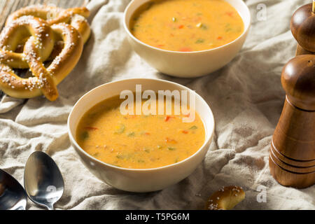 De la bière avec soupe au fromage Bretzels mous Banque D'Images