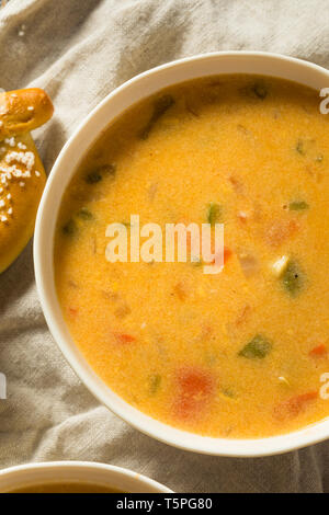 De la bière avec soupe au fromage Bretzels mous Banque D'Images