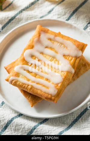 Un petit-déjeuner sucré pâtisserie pain avec du glaçage à la fraise Banque D'Images