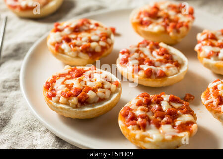 Mini PIzza congelée Bagels avec fromage et Pepperoni Banque D'Images