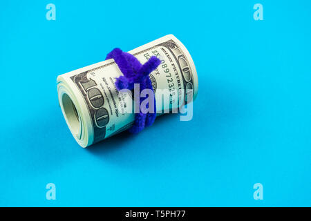 US dollars enroulé et serré avec bande de couleur. Banque D'Images
