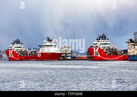 Navires annexes KL Saltfjord, Skandi Bergen et KL Sandefjord, dans le port de Bergen, Norvège. Skandi Bergen dans le processus d'amarrer à Skol Banque D'Images