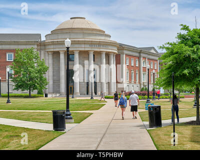 Les étudiants sur le campus, marcher et parler en face de Shelby Hall à l'Université d'Alabama, Tuscaloosa AL, USA. Banque D'Images