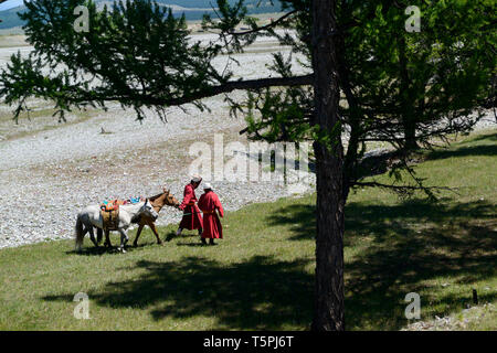 Festival Naadam en Mongolie, Khatgal.Deux cavaliers avec leurs chevaux Banque D'Images