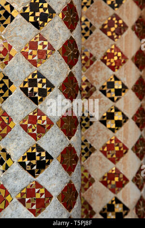 Colonnes décorées de mosaïque dans le cloître de la cathédrale de Monreale en Sicile Italie Banque D'Images