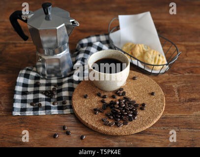 Pot Moka cafetière et tasse à café, expresso cafetière italienne en acier Banque D'Images