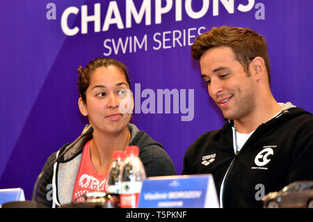 Guangzhou. Apr 26, 2019. Ranomi Kromowidjojo(L) des Pays-Bas et le Tchad le Clos de l'Afrique du Sud, assister à la conférence de presse pour la nouvelle série de natation des Champions de la FINA à Guangzhou, Chine, le 26 avril 2019. Credit : Liu Dawei/Xinhua/Alamy Live News Banque D'Images