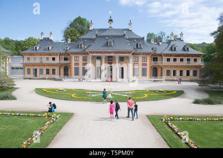 Dresde, Allemagne. Apr 26, 2019. Le palais de la montagne dans le château de Pillnitz et le parc. L'exposition 'table' parle de l'Kunstgewerbemuseum aura lieu au Palais du 27 avril au 03 novembre 2019. Il montre des objets en porcelaine, céramique et verre par des étudiants de l'Kunsthochschule Weißensee Berlin et l'Académie Royale des Beaux-arts (KADK). Credit : Sebastian Kahnert/dpa-Zentralbild/dpa/Alamy Live News Banque D'Images