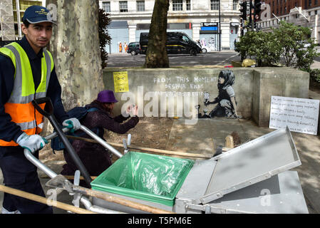 Marble Arch, London, UK. Apr 26, 2019. Le 'graffiti' Bansky à Marble Arch après l'extinction des manifestants ont quitté la rébellion. Crédit : Matthieu Chattle/Alamy Live News Banque D'Images