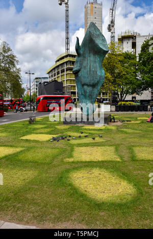 Marble Arch, London, UK. 26 avril 2019. Taches jaunes d'herbe après l'extinction des manifestants ont quitté la rébellion des tentes. Crédit : Matthieu Chattle/Alamy Live News Banque D'Images