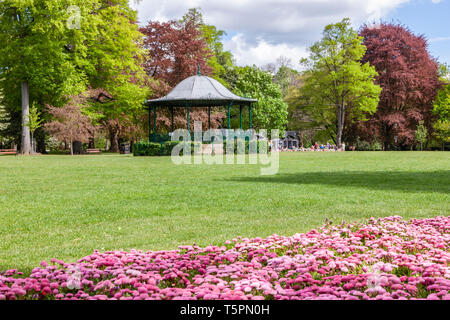 Northampton. 26 avril 2019. Météo France : la météo. Beau temps en fin de matinée dans la région de Abington Park, regard vers le stand de bande avec des lits de fleurs au premier plan. Credit : Keith J Smith./Alamy Live News Banque D'Images