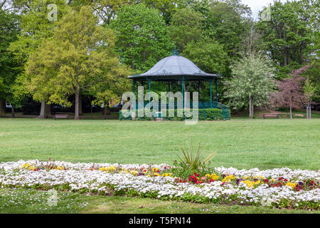 Northampton. 26 avril 2019. Météo France : la météo. Beau temps en fin de matinée dans la région de Abington Park, regard vers le stand de bande avec des lits de fleurs au premier plan. Credit : Keith J Smith./Alamy Live News Banque D'Images