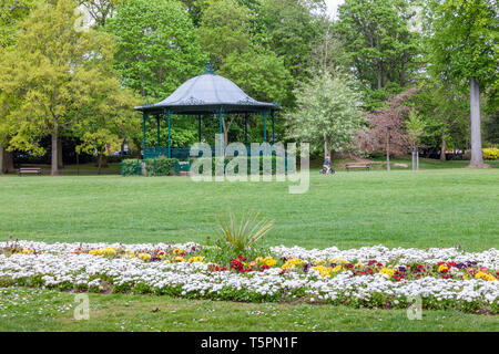 Northampton. 26 avril 2019. Météo France : la météo. Beau temps en fin de matinée dans la région de Abington Park, regard vers le stand de bande avec des lits de fleurs au premier plan. Credit : Keith J Smith./Alamy Live News Banque D'Images