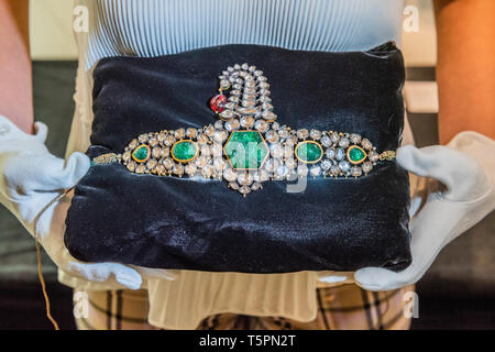 Sothebys, Londres, Royaume-Uni. 26 avr 2019. Un bijou-set et d'émail, turban ornement (Sarpech), l'Inde, probablement Deccan, 19e siècle (est. €120,000-180,000) - Un essai de 1 200 ans d'art du Moyen-Orient à Sotheby's Londres. Les ventes aux enchères aura lieu le 30 avril et 1 mai. Crédit : Guy Bell/Alamy Live News Banque D'Images