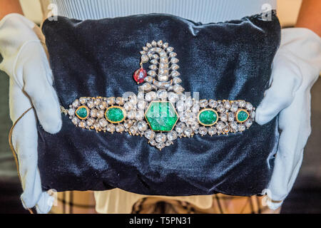 Sothebys, Londres, Royaume-Uni. 26 avr 2019. Un bijou-set et d'émail, turban ornement (Sarpech), l'Inde, probablement Deccan, 19e siècle (est. €120,000-180,000) - Un essai de 1 200 ans d'art du Moyen-Orient à Sotheby's Londres. Les ventes aux enchères aura lieu le 30 avril et 1 mai. Crédit : Guy Bell/Alamy Live News Banque D'Images